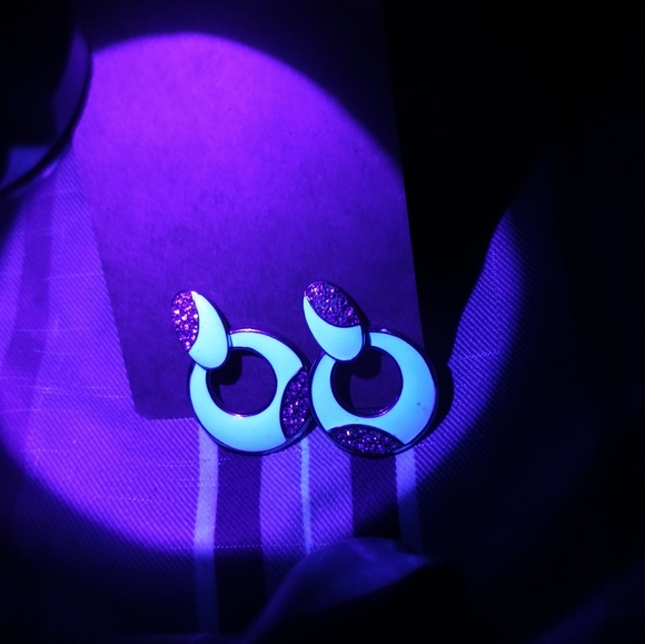 Vintage Glowing Knocker Earrings - Picture 2 of 6